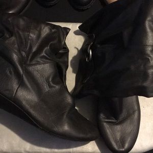 Black knee boots 👢!